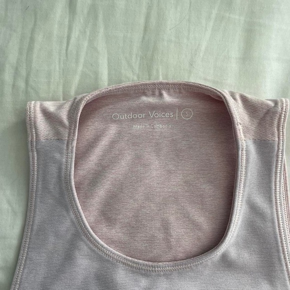 outdoor voices Tri-Tone Slashback Crop in the colors wisteria, dahlia, tulip - Picture 2 of 3